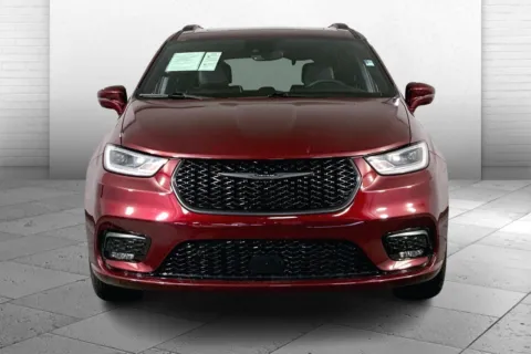 Photos of 2022 Chrysler Pacifica Limited for sale in Lee's Summit, MO at Cable Dahmer Kia of Lee's Summit