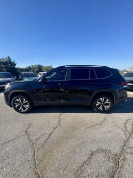 Photos of 2024 Volkswagen Atlas 2.0T SE for sale in Lee's Summit, MO at Cable Dahmer Kia of Lee's Summit