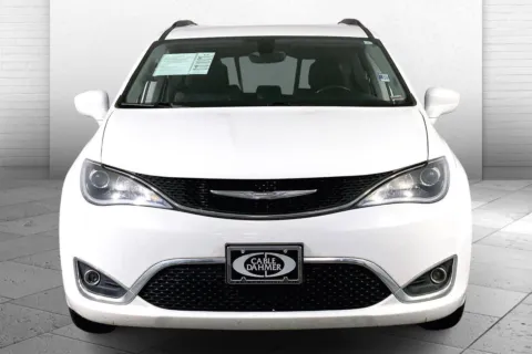 Photos of 2017 Chrysler Pacifica Touring-L for sale in Lee's Summit, MO at Cable Dahmer Kia of Lee's Summit