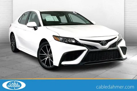 White 2021 Toyota Camry SE for sale in Lee's Summit, MO