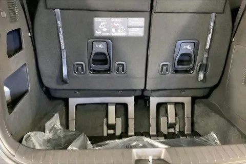 More photos of 2026 Kia Carnival LXS at Cable Dahmer Kia of Lee's Summit, MO