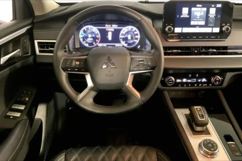 More photos of 2024 Mitsubishi Outlander SEL at Cable Dahmer Kia of Lee's Summit, MO