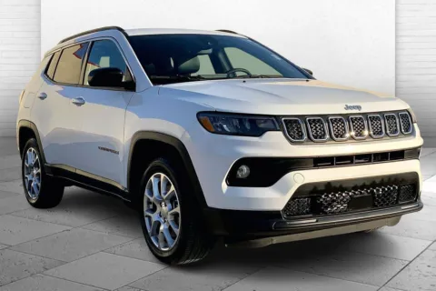 White 2024 Jeep Compass Latitude Lux FWD for sale in Kansas City, MO