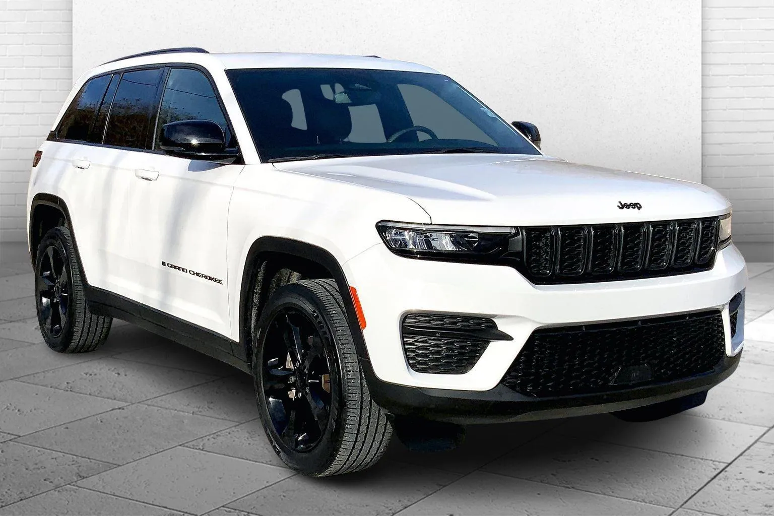 White 2023 Jeep Grand Cherokee Altitude 4x4 for sale in Kansas City, MO