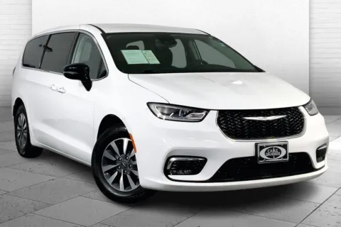 White 2024 Chrysler Pacifica Hybrid Select for sale in Kansas City, MO