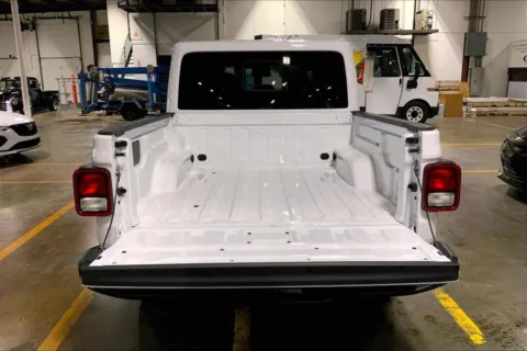 More photos of 2025 Jeep Gladiator High Tide at Cable Dahmer Chrysler Dodge Jeep Ram of Kansas City, MO