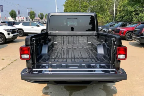 More photos of 2025 Jeep Gladiator at Cable Dahmer Chrysler Dodge Jeep Ram of Kansas City, MO