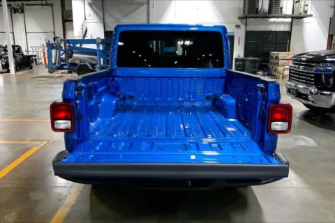 More photos of 2025 Jeep Gladiator High Tide at Cable Dahmer Chrysler Dodge Jeep Ram of Kansas City, MO