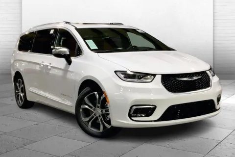 White 2025 Chrysler Pacifica Pinnacle for sale in Kansas City, MO