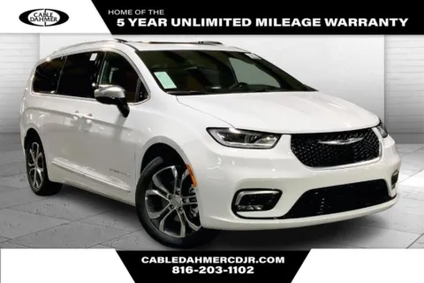 White 2025 Chrysler Pacifica Pinnacle for sale in Kansas City, MO