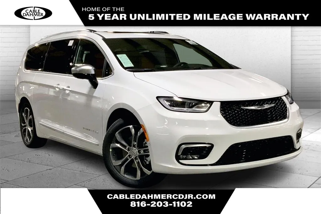 White 2025 Chrysler Pacifica Pinnacle for sale in Kansas City, MO