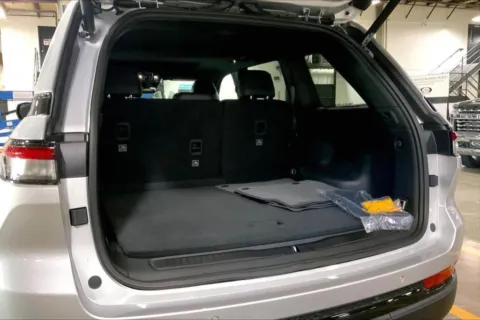 More photos of 2025 Jeep Grand Cherokee Altitude X at Cable Dahmer Chrysler Dodge Jeep Ram of Kansas City, MO