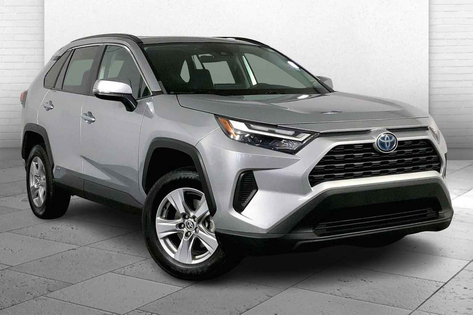 Silver 2022 Toyota RAV4 Hybrid XLE for sale in Kansas City, MO
