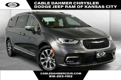 Gray 2022 Chrysler Pacifica Pinnacle for sale in Kansas City, MO