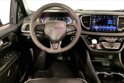 More photos of 2022 Chrysler Pacifica Hybrid Limited at Cable Dahmer Chrysler Dodge Jeep Ram of Kansas City, MO