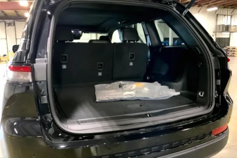 More photos of 2025 Jeep Grand Cherokee Limited at Cable Dahmer Chrysler Dodge Jeep Ram of Kansas City, MO