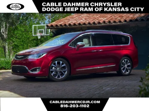Black 2018 Chrysler Pacifica Touring L for sale in Kansas City, MO