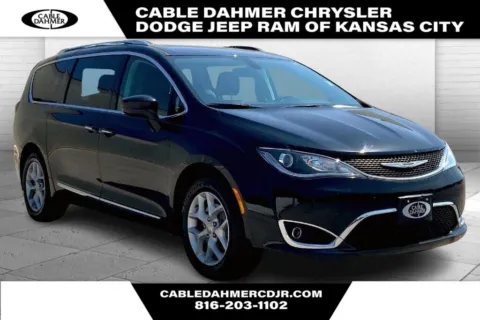 Black 2018 Chrysler Pacifica Touring L for sale in Kansas City, MO