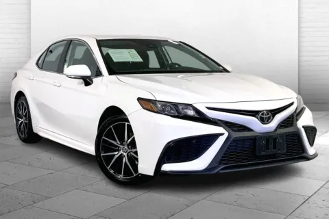 White 2024 Toyota Camry SE for sale in Kansas City, MO