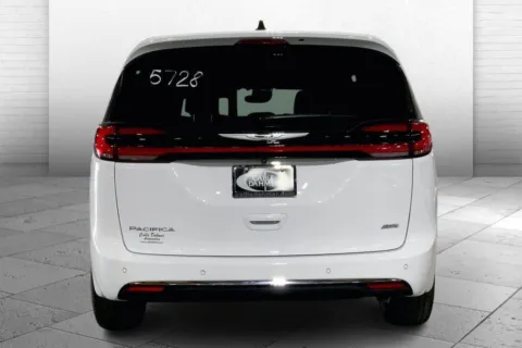 More photos of 2026 Chrysler Pacifica Select at Cable Dahmer Chrysler Dodge Jeep Ram of Kansas City, MO