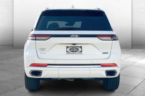 Another view of 2022 Jeep Grand Cherokee Overland 4x4 for sale in Kansas City, MO at Cable Dahmer Chrysler Dodge Jeep Ram of Kansas City