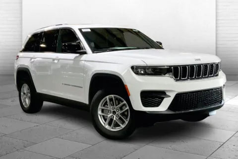 White 2025 Jeep Grand Cherokee GRAND CHEROKEE LAREDO X 4X4 for sale in Kansas City, MO