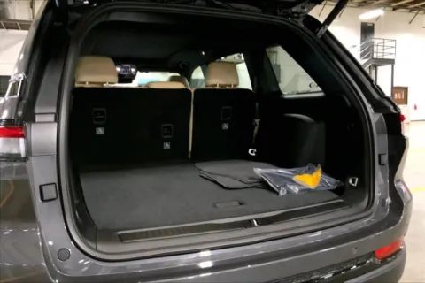 More photos of 2025 Jeep Grand Cherokee Limited at Cable Dahmer Chrysler Dodge Jeep Ram of Kansas City, MO