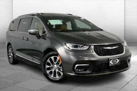 Gray 2022 Chrysler Pacifica Hybrid Pinnacle for sale in Kansas City, MO