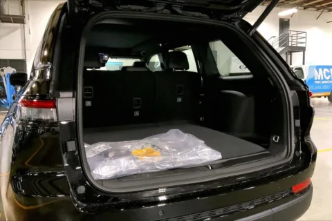 More photos of 2025 Jeep Grand Cherokee GRAND CHEROKEE LIMITED 4X4 at Cable Dahmer Chrysler Dodge Jeep Ram of Kansas City, MO