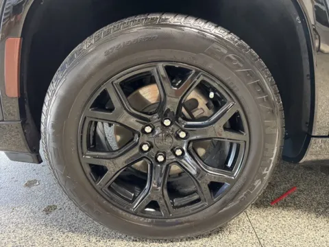 More photos of 2024 Jeep Wagoneer Series II Carbide at Seay Motors, KY