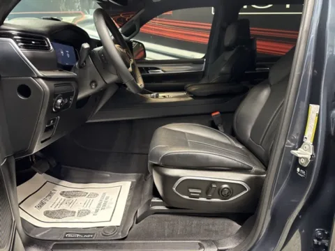 More photos of 2024 Jeep Wagoneer Series II Carbide at Seay Motors, KY