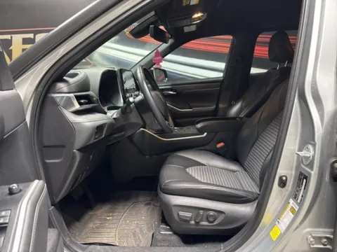 More photos of 2021 Toyota Highlander XSE at Seay Motors, KY