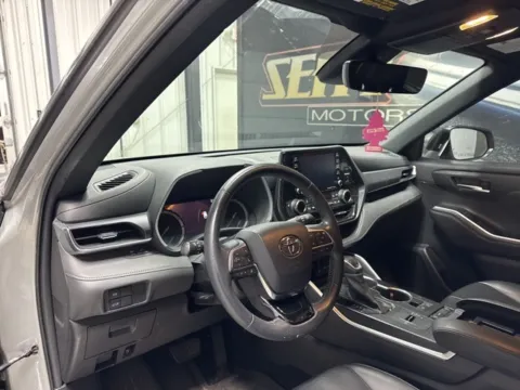 More photos of 2021 Toyota Highlander XSE at Seay Motors, KY