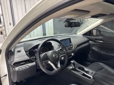 More photos of 2021 Nissan Altima 2.5 SR at Seay Motors, KY