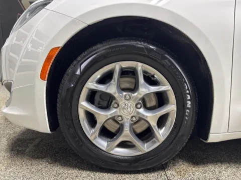 More photos of 2018 Chrysler Pacifica Limited at Seay Motors, KY