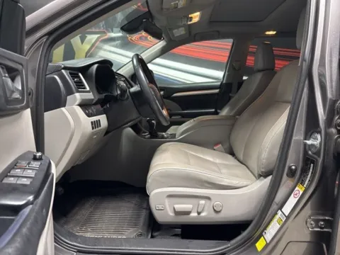 More photos of 2018 Toyota Highlander SE at Seay Motors, KY