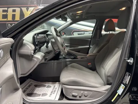 More photos of 2022 Hyundai Elantra SEL at Seay Motors, KY