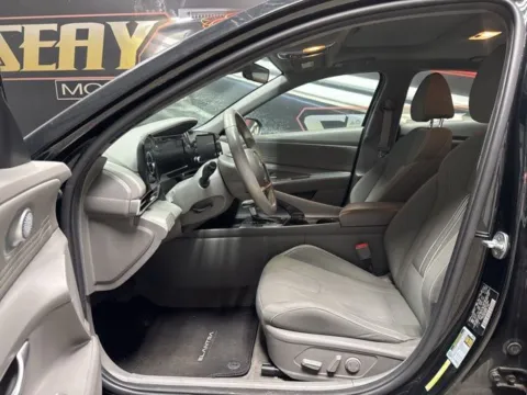 More photos of 2022 Hyundai Elantra SEL at Seay Motors, KY