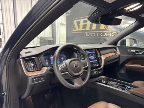 More photos of 2022 Volvo XC60 B5 Momentum at Seay Motors, KY