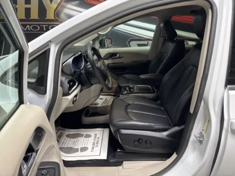 More photos of 2024 Chrysler Pacifica Touring L at Seay Motors, KY