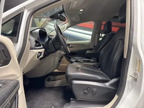More photos of 2024 Chrysler Pacifica Touring L at Seay Motors, KY