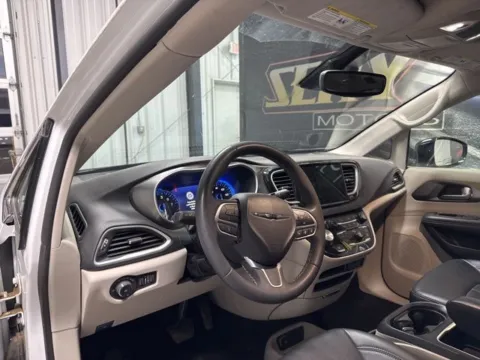 More photos of 2024 Chrysler Pacifica Touring L at Seay Motors, KY