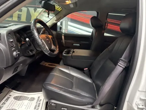 More photos of 2013 GMC Sierra 2500HD SLE at Seay Motors, KY