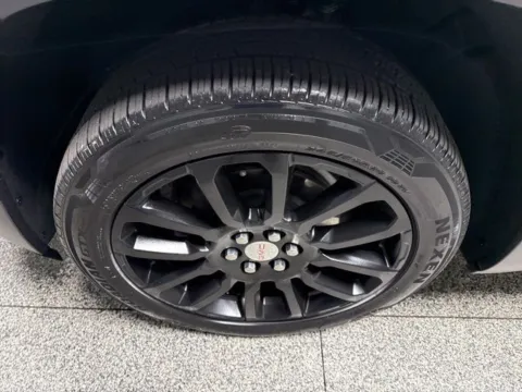 More photos of 2023 GMC Acadia SLT at Seay Motors, KY