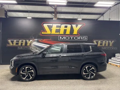 Photos of 2024 Mitsubishi Outlander SE Black Edition w/Pano Roof for sale in Mayfield, KY at Seay Motors