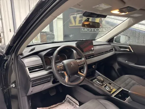 More photos of 2024 Mitsubishi Outlander SE Black Edition w/Pano Roof at Seay Motors, KY