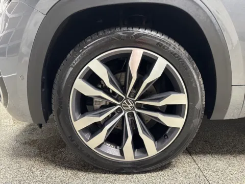 More photos of 2021 Volkswagen Atlas 3.6L V6 SEL Premium R-Line at Seay Motors, KY