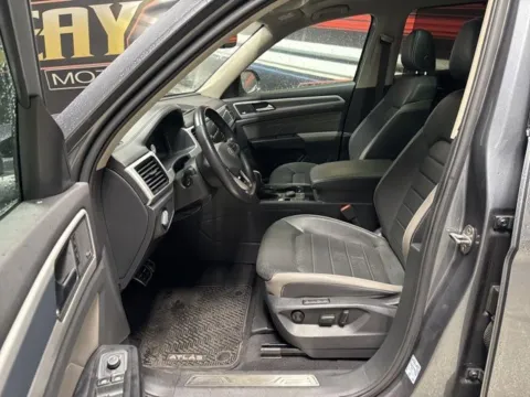 More photos of 2021 Volkswagen Atlas 3.6L V6 SEL Premium R-Line at Seay Motors, KY