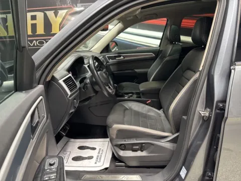 More photos of 2021 Volkswagen Atlas 3.6L V6 SEL Premium R-Line at Seay Motors, KY