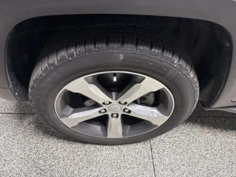 Another view of 2021 Jeep Grand Cherokee L Limited for sale in Mayfield, KY at Seay Motors